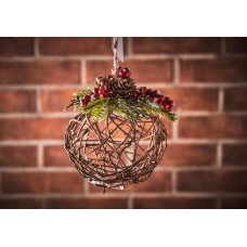 E29-19HG163 Новогоднее украшение: шар из ротанга  с шишками и ягодами. Диаметр 12 см